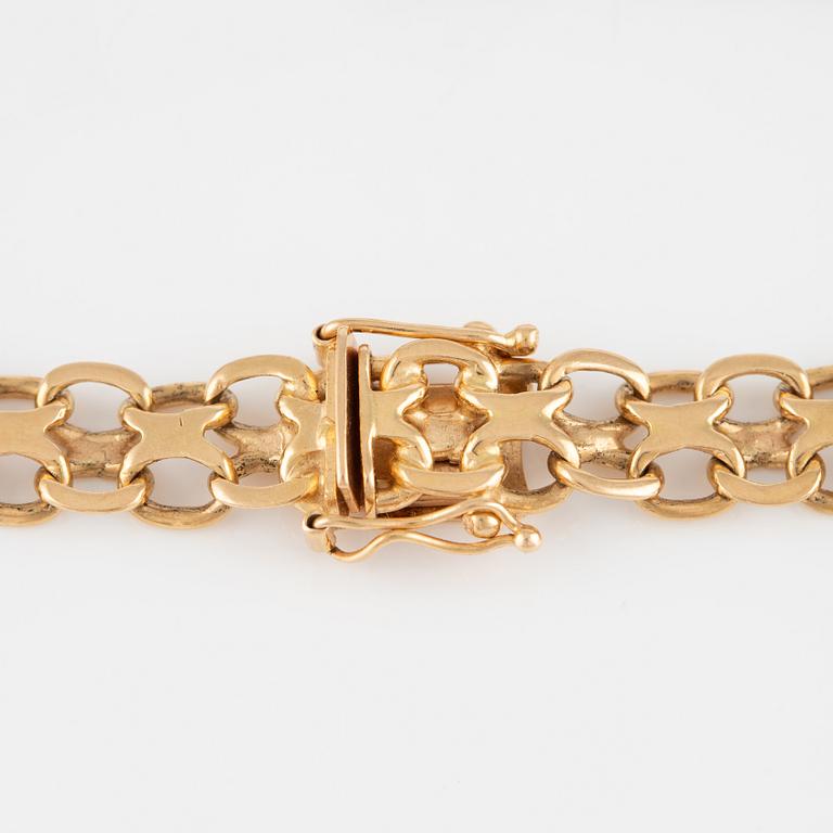 Bracelet 18K gold with charms.