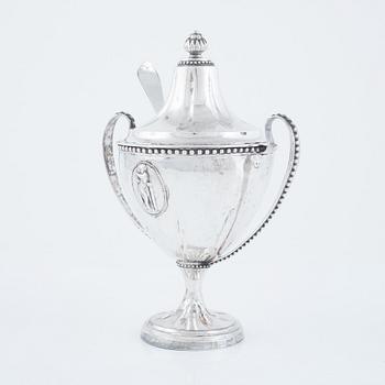 A Swedish 18th century Gustavian silver suger bowl with lid and a sprinkle spoon, marks of Erik Ernander, Uppsala 1790.