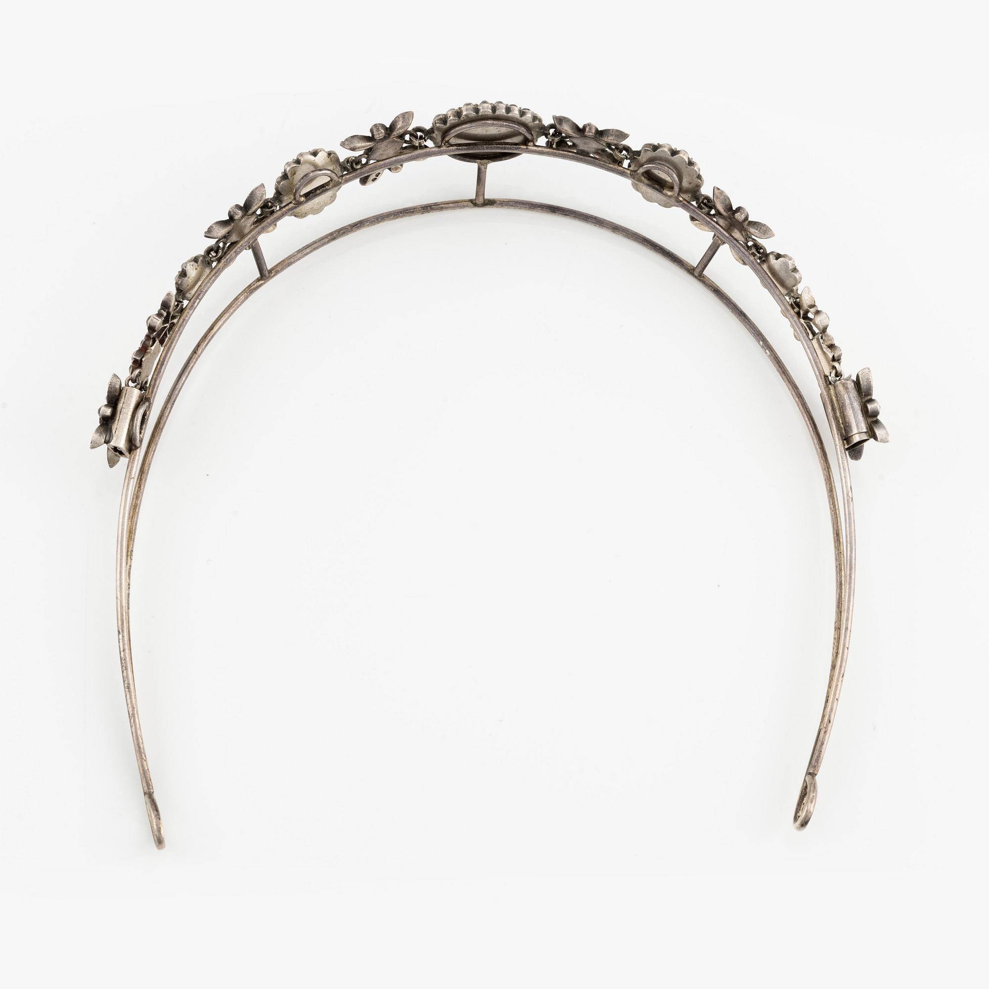 Diadem och ett par örhängen silver med paste, 1800-tal.