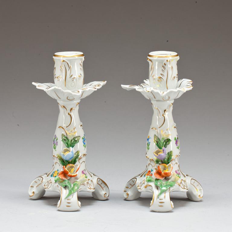 UPPSATSSKÅL och LJUSSTAKAR, ett par, porslin, Dresden, 1900-talets början.