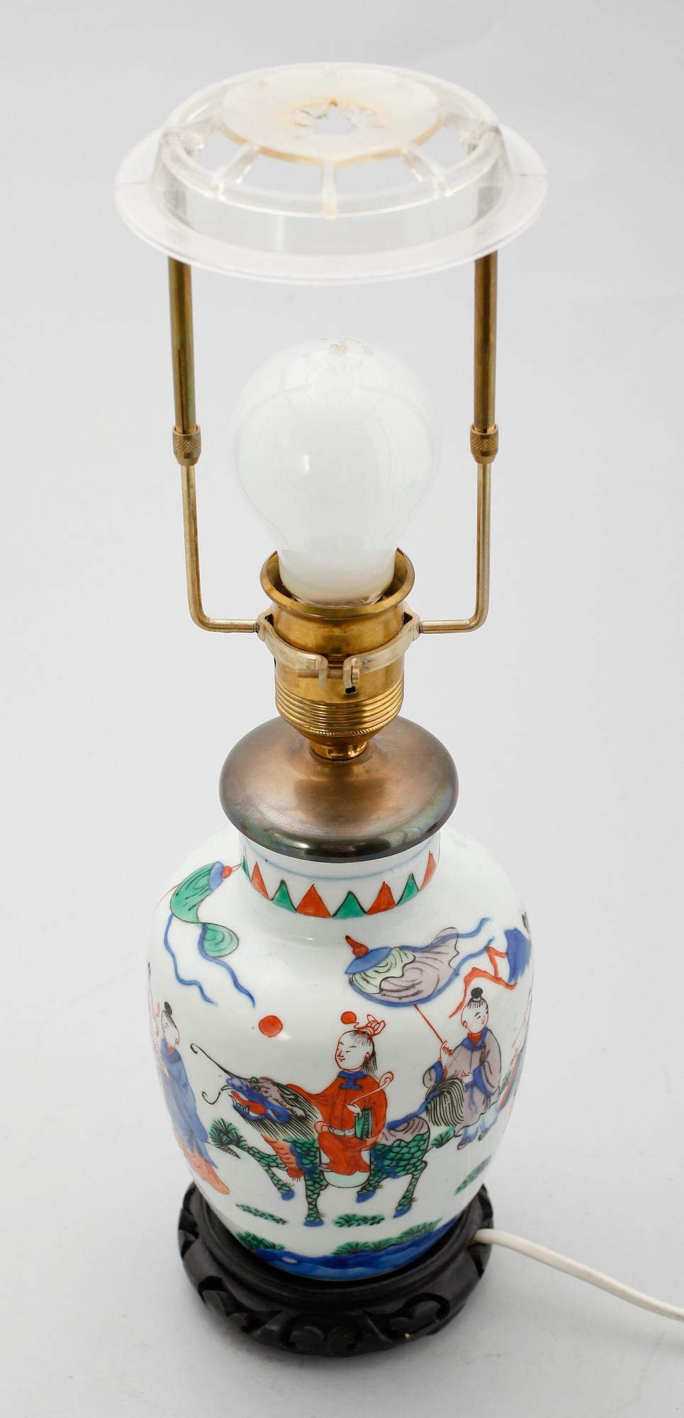 BORDSLAMPA, porslin, Kina, samtida.