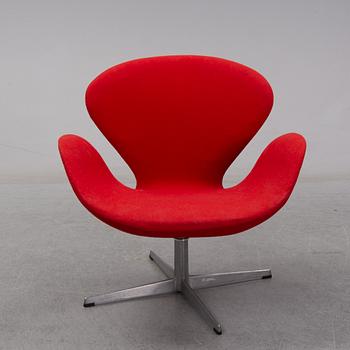Arne Jacobsen, fåtölj, "Svanen", för Fritz Hansen Danmark, formgiven 1958.