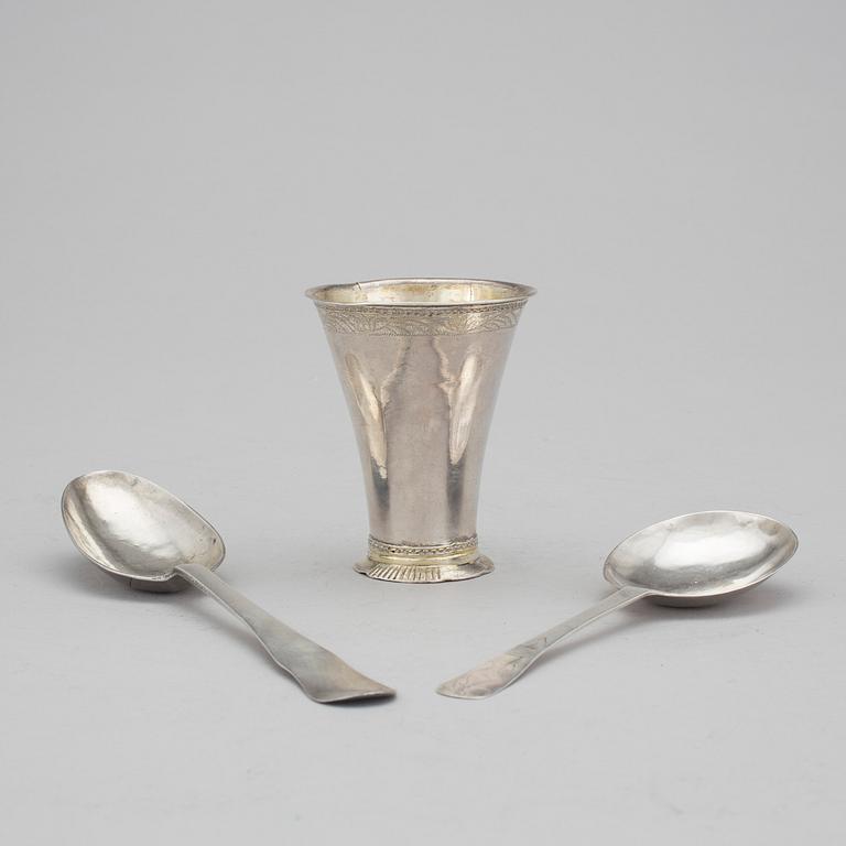 BÄGARE och SKEDAR, 3 del, bland annat en bägare av Johan Leffler, Falun, 1766. Vikt ca  125 g.