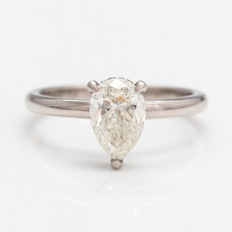 Ring, 14K vitguld och droppformad diamant ca 1.20 ct. AIG-certifikat.