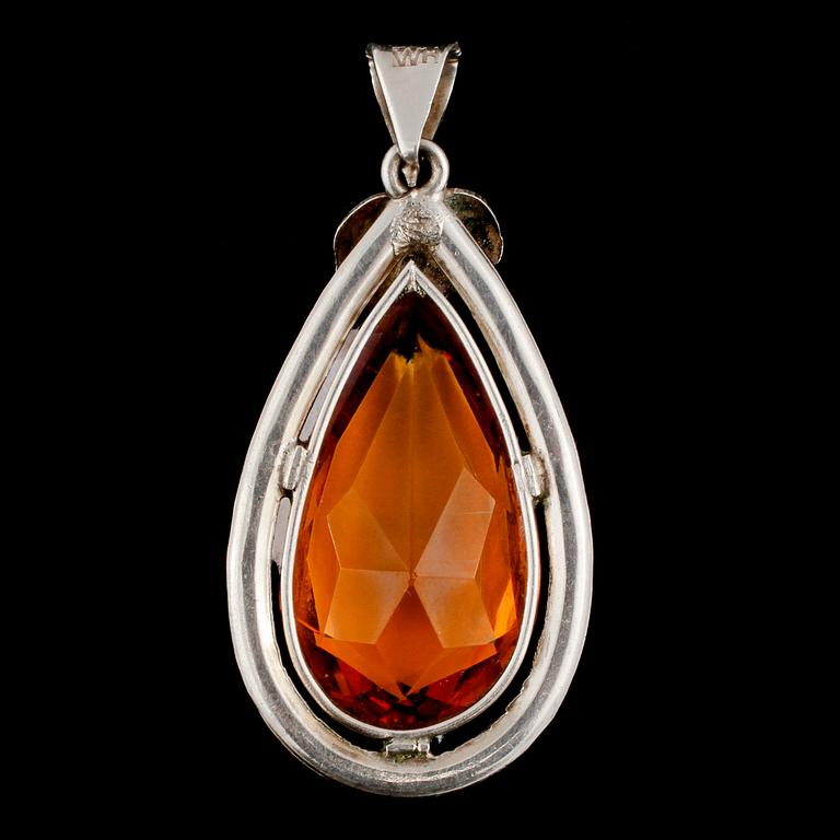 HÄNGE, silver samt bärnsten, troligtvis Danmark, stämplat WH, 1900-talets andra hälft. Vikt 8 g.