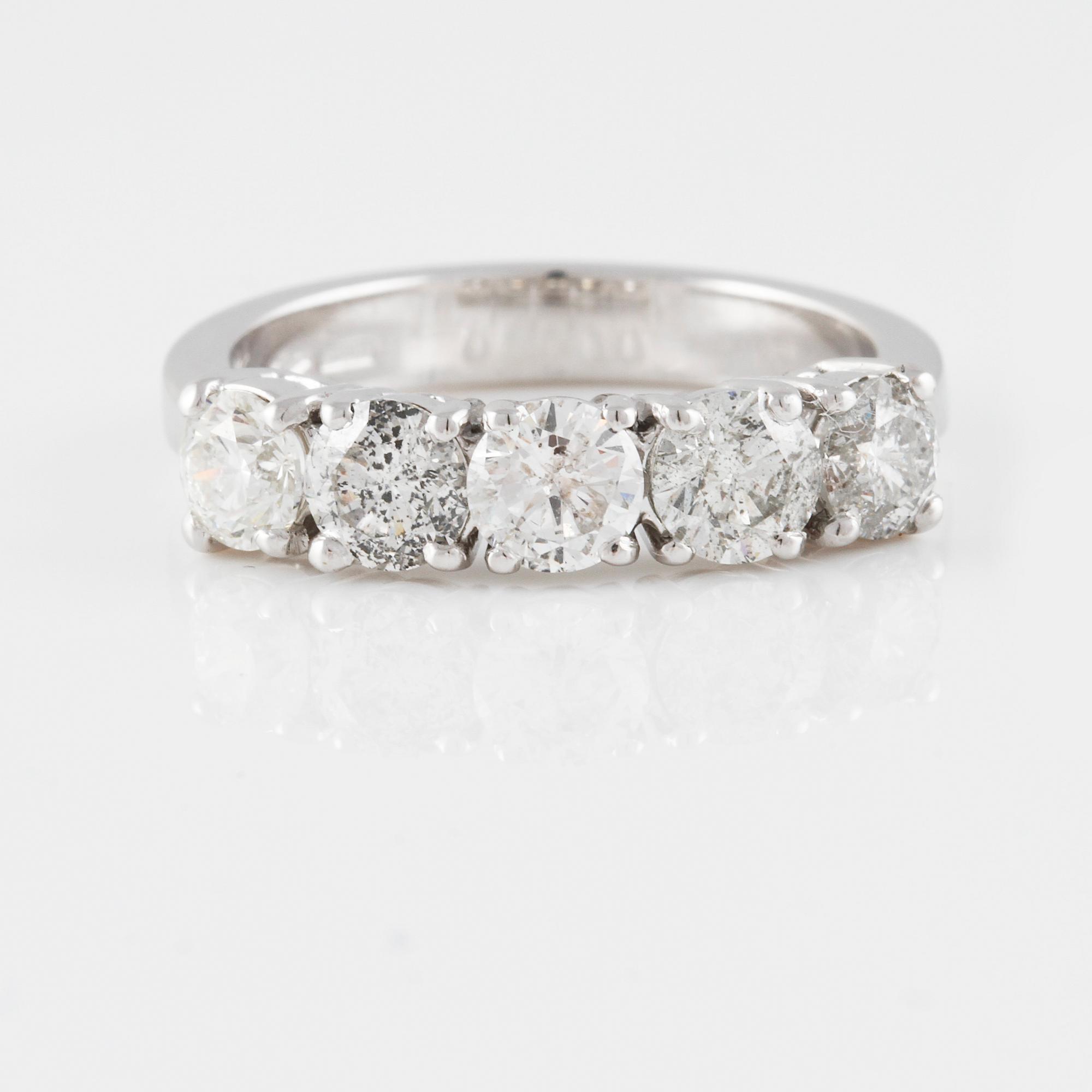 RING, 18K vitguld med briljantslipade diamanter ca 1.60 ct. Vikt 4,7 gram.
