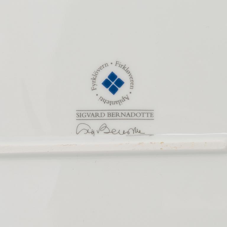 SIGVARD BERNADOTTE, RUOKA-ASTIASTO, 76 osaa, posliinia, "Christineholm".