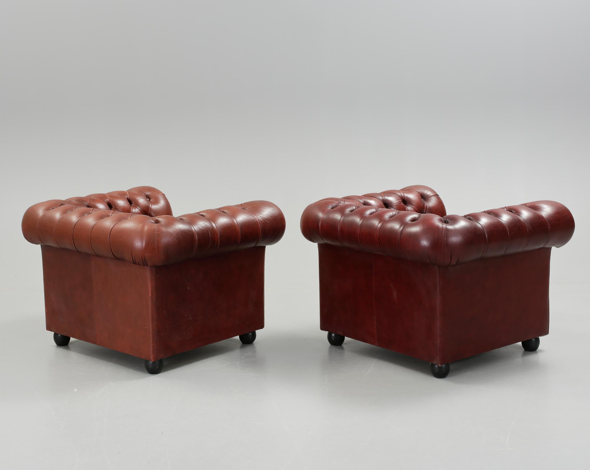 FÅTÖLJER, ett par, Chesterfield, 1900-tal.