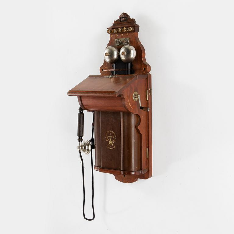 VÄGGTELEFON. LM Ericsson, omkring sekelskiftet 1900.