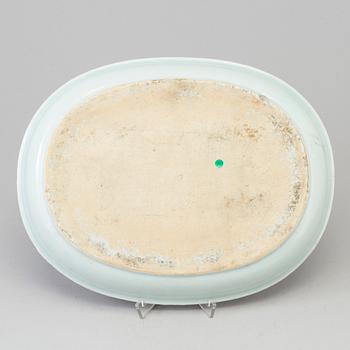 A blue and white export porcelain serving dish, Qing dynasty, Qianlong (1736-95).