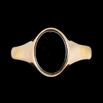RING, 18 k, guld, Stockholm, med svart hematit. Total vikt ca 7 g.