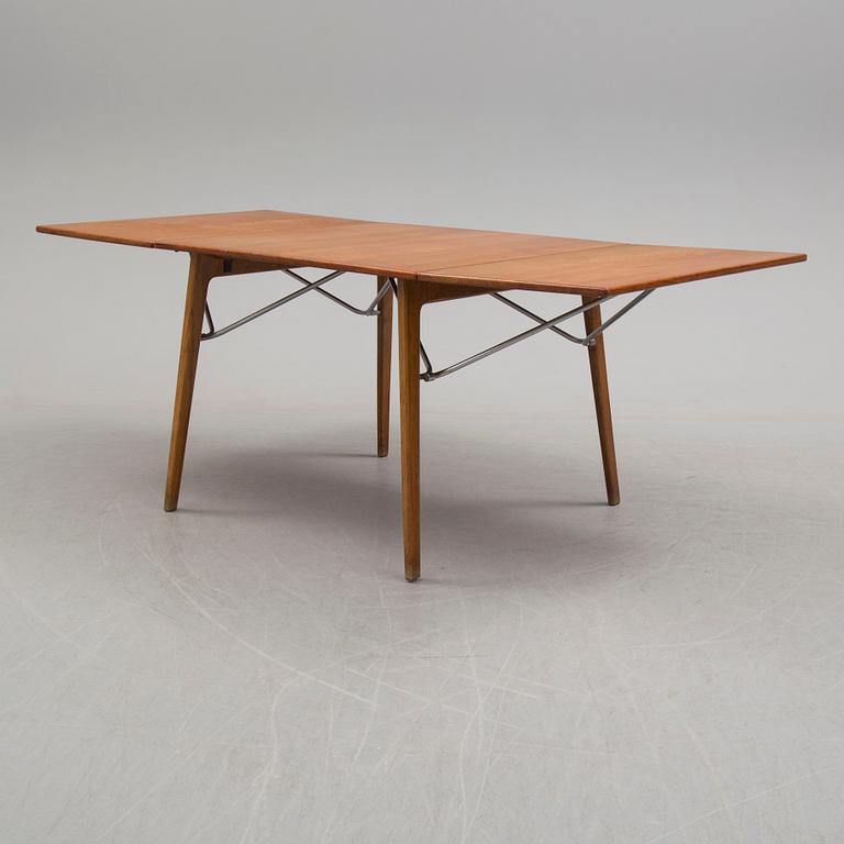 BØRGE MOGENSEN, a teak and oak dining table model 162, Søborg Møbelfabrik Denmark 1950's.