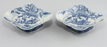 FAT PÅ FOT, 2 st, porslin, Kina, 1800/1900-tal.
