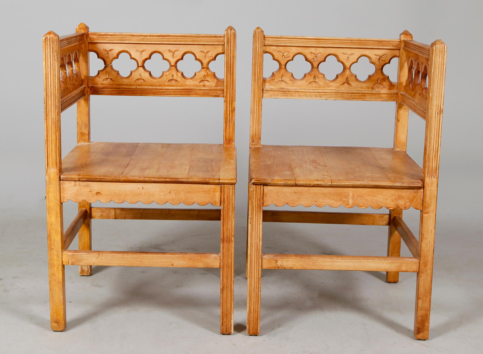 HÖRNSTOLAR, 1 par, fästmansmodell, sekelskiftet 1900.