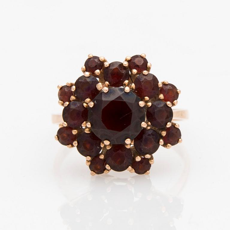 RING, fasettslipade granater, 14K guld.
