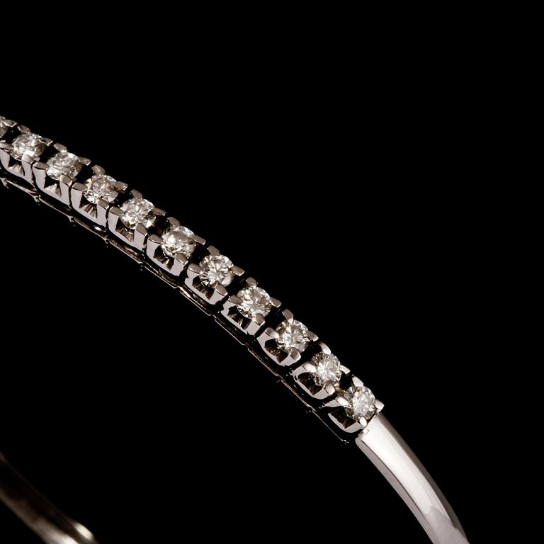 ARMRING, 18k vitguld med briljantslipade diamanter, totalt 0.72 ct. Vikt 12 g.