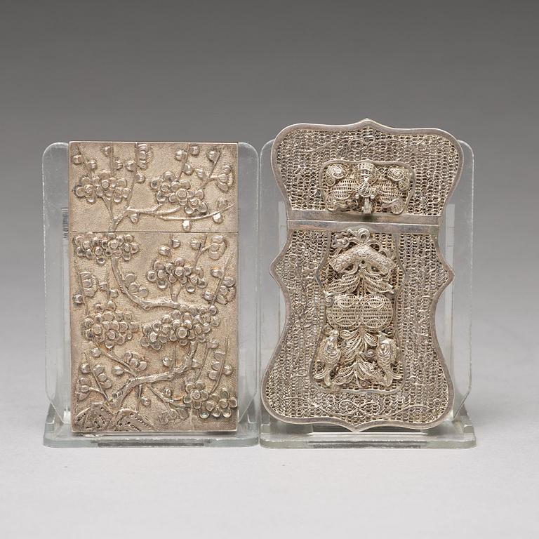VISITKORTSFODRAL, två stycken, silver. Kina, tidigt 1900-tal.