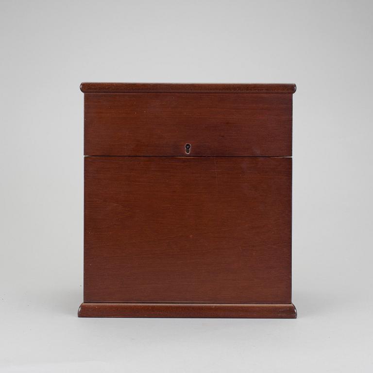 SCHATULL med 3 KARAFFER, "Linné", Olle Alberius Orrefors, 1900-talets andra hälft, numrerad upplaga 58/100.