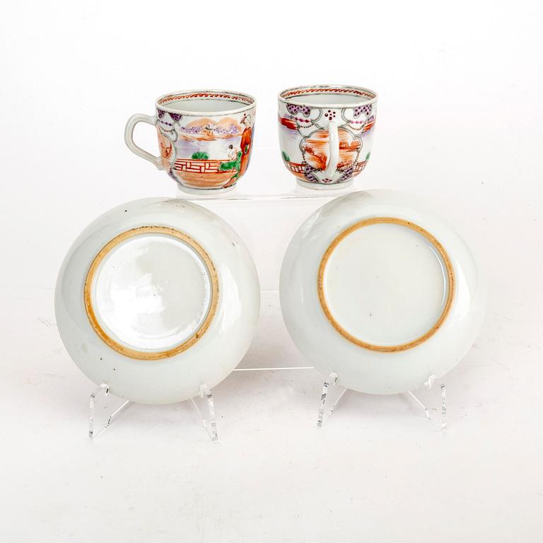 A set of two imari cups with stands from the 18th/19th Century.