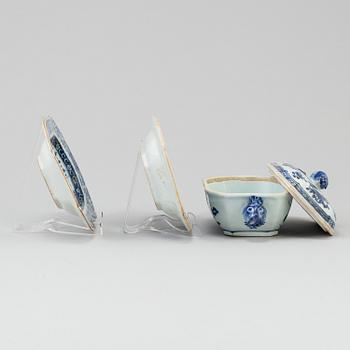 A Chinese blue and white export porcelain butter tureen with cover and two dishes, Qing dynasty, Qianlong (1736-95).