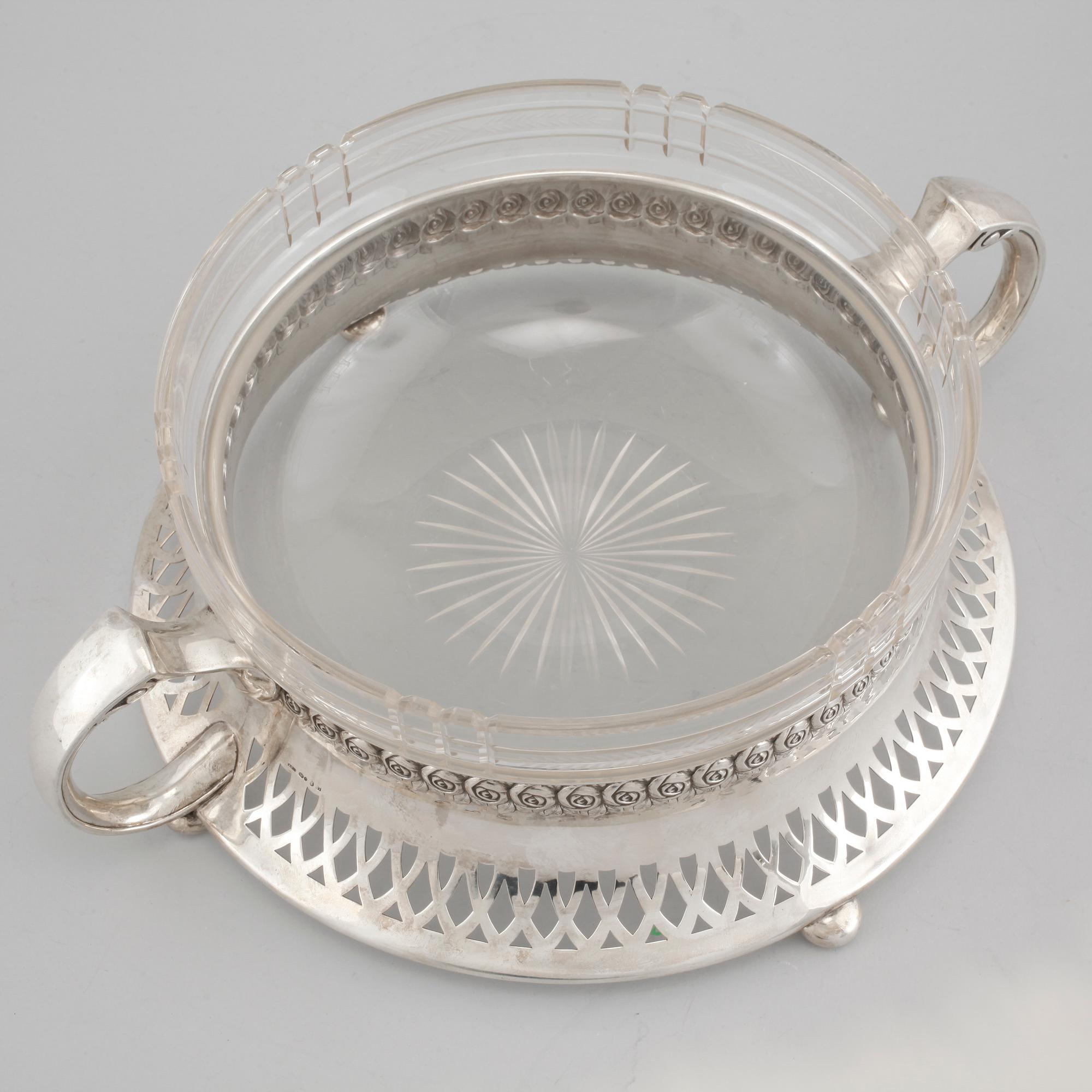 A silver and glass jardiniere, with both russian and swedish importmarks, aorund year 1900, weight 520 gram.