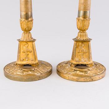 LJUSSTAKAR, ett par, brännförgylld mässing, tidigt 1800-tal.