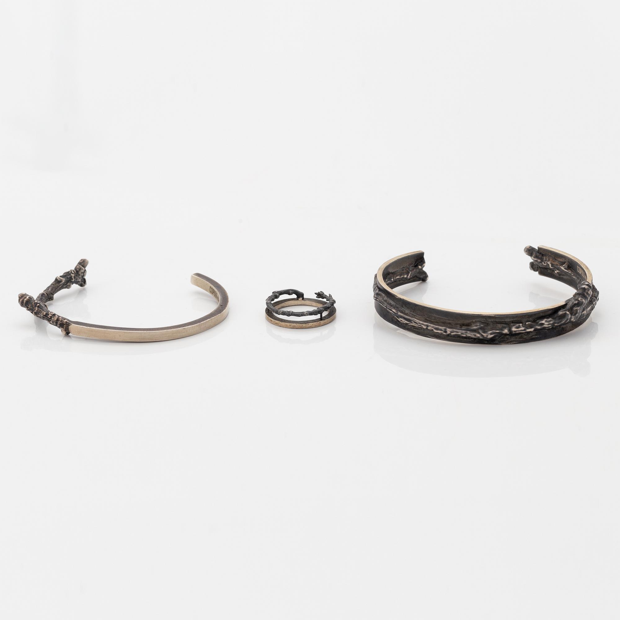 Copula, silver, två armband och en ring.