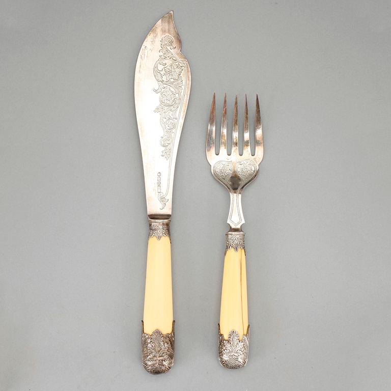 UPPLÄGGNINGSBESTICK, ett par, silver samt ben, James Dixon & Sons, Sheffield, 1896. Totalvikt: 175 gram.