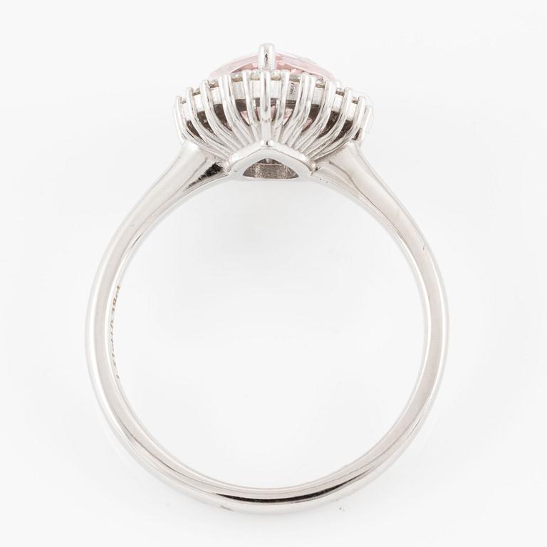 Ring in 18K white gold with a pear-shaped morganite and brilliant-cut diamonds.