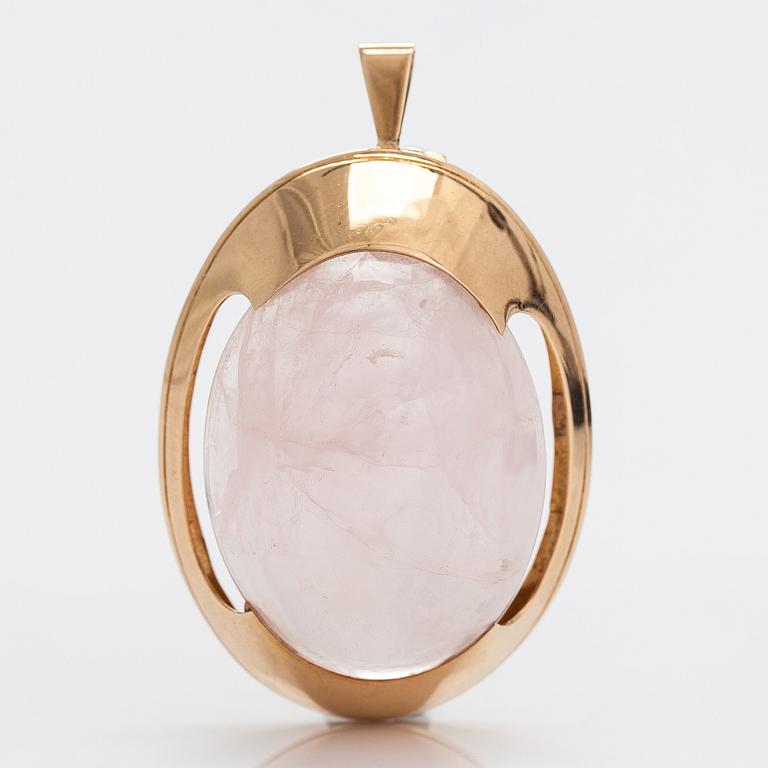 A 14K gold and rose quartz pendant. Kaunis koru, Helsinki 1960.