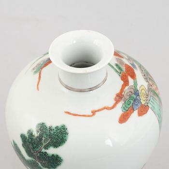 Six pieces of Japanese and Chinese porcelain, 18th-20th century.