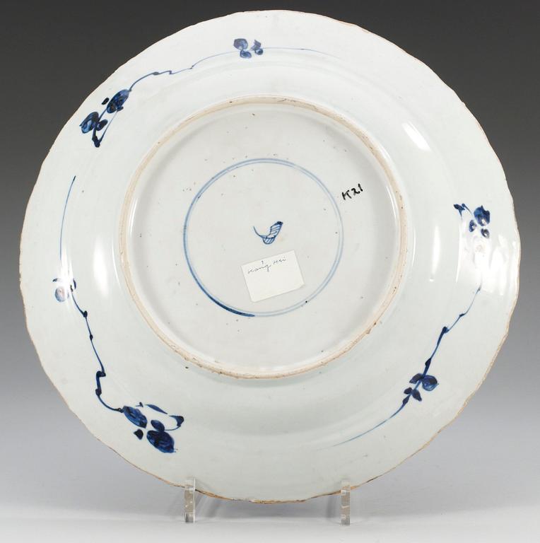 A blue and white charger, Qing dynasty, Kangxi (1662-1722).