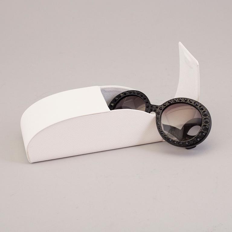 SOLGLASÖGON, Prada.