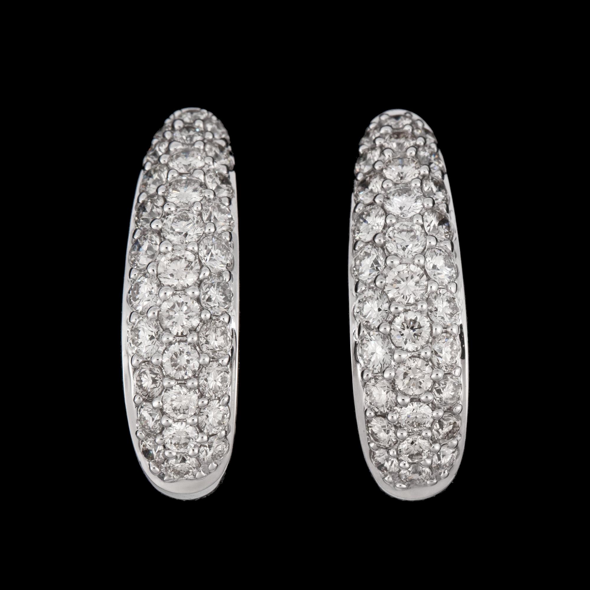 ÖRHÄNGEN, 18k vitguld med briljantslipade diamanter, totalt 1.88 ct. Vikt 6 g.