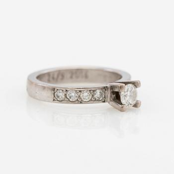 Ring, 18K white gold with brilliant-cut diamonds.