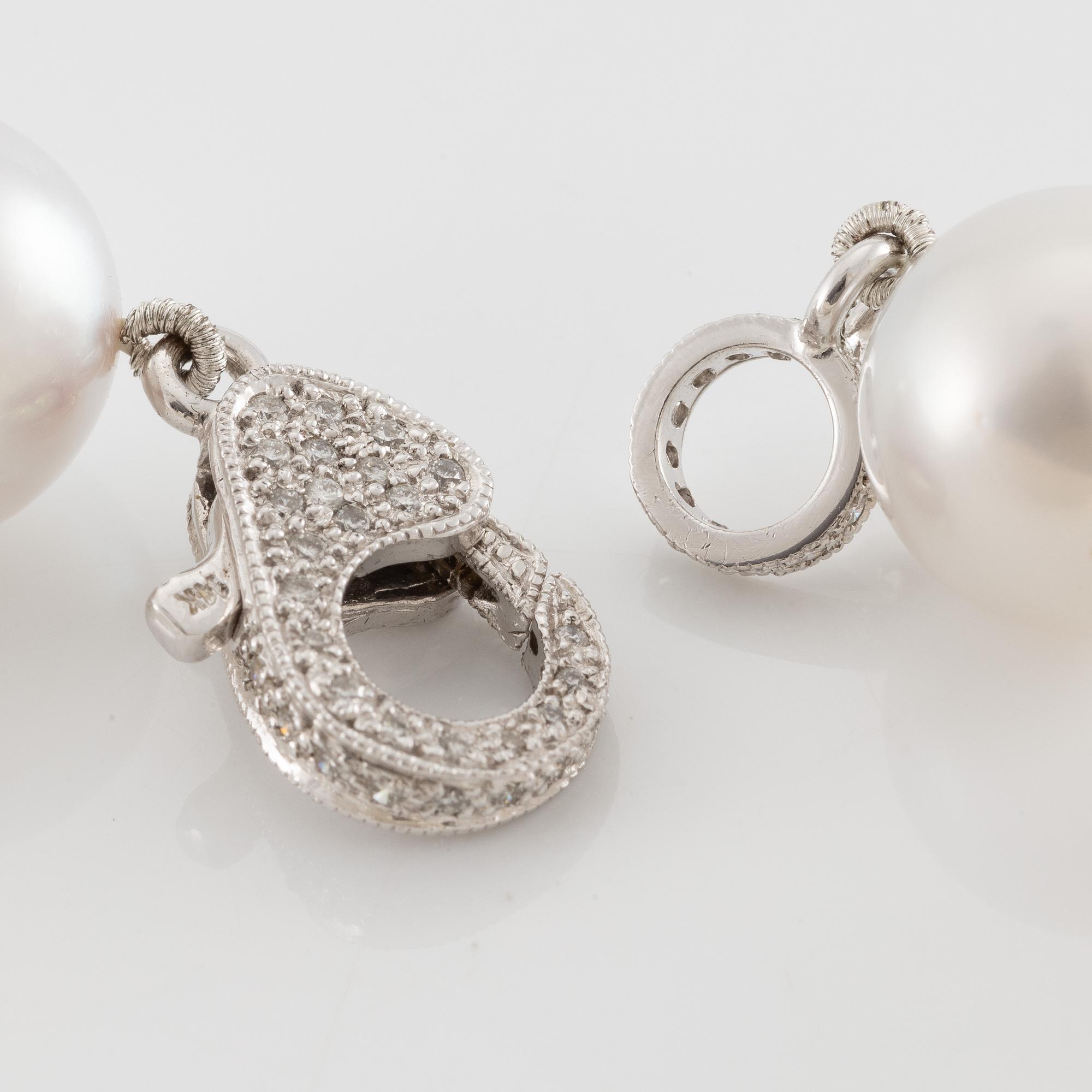 Necklace, with cultured South Sea pearls, clasp 14K white gold set with small brilliant-cut diamonds.