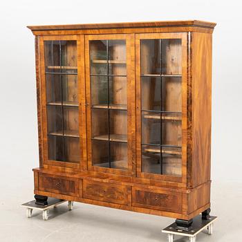 Bookcase/Display cabinet, first half of the 20th century.