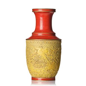 119. A Chinese porcelain vase, 1900s.