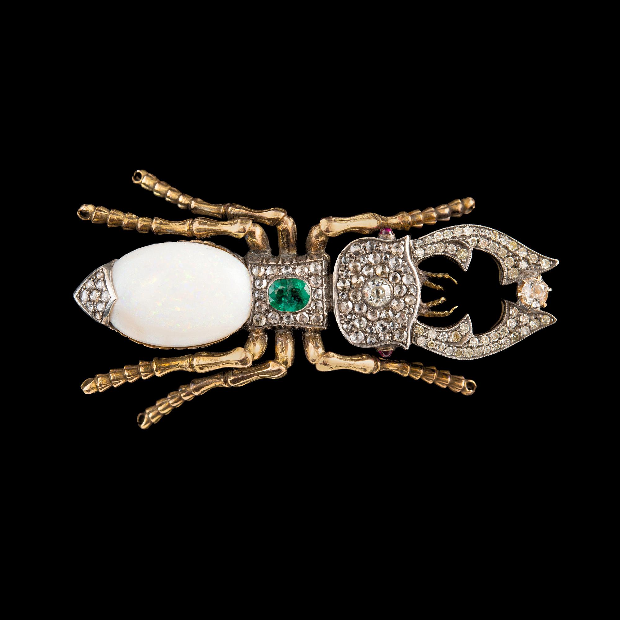 BROSCH, opal ca 13.00 ct, smaragd ca 0.5 ct, antikslipade diamanter ca 1.6 ct, rubiner.