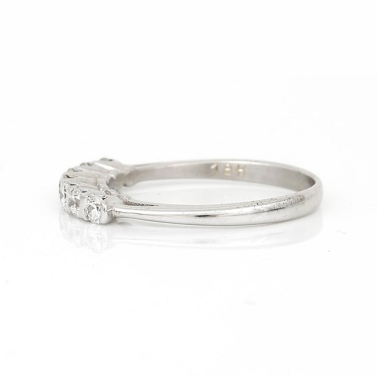RING, 18K guld med briljantslipade diamanter, tot ca 0,50 ct. Total vikt ca 2,84 g.