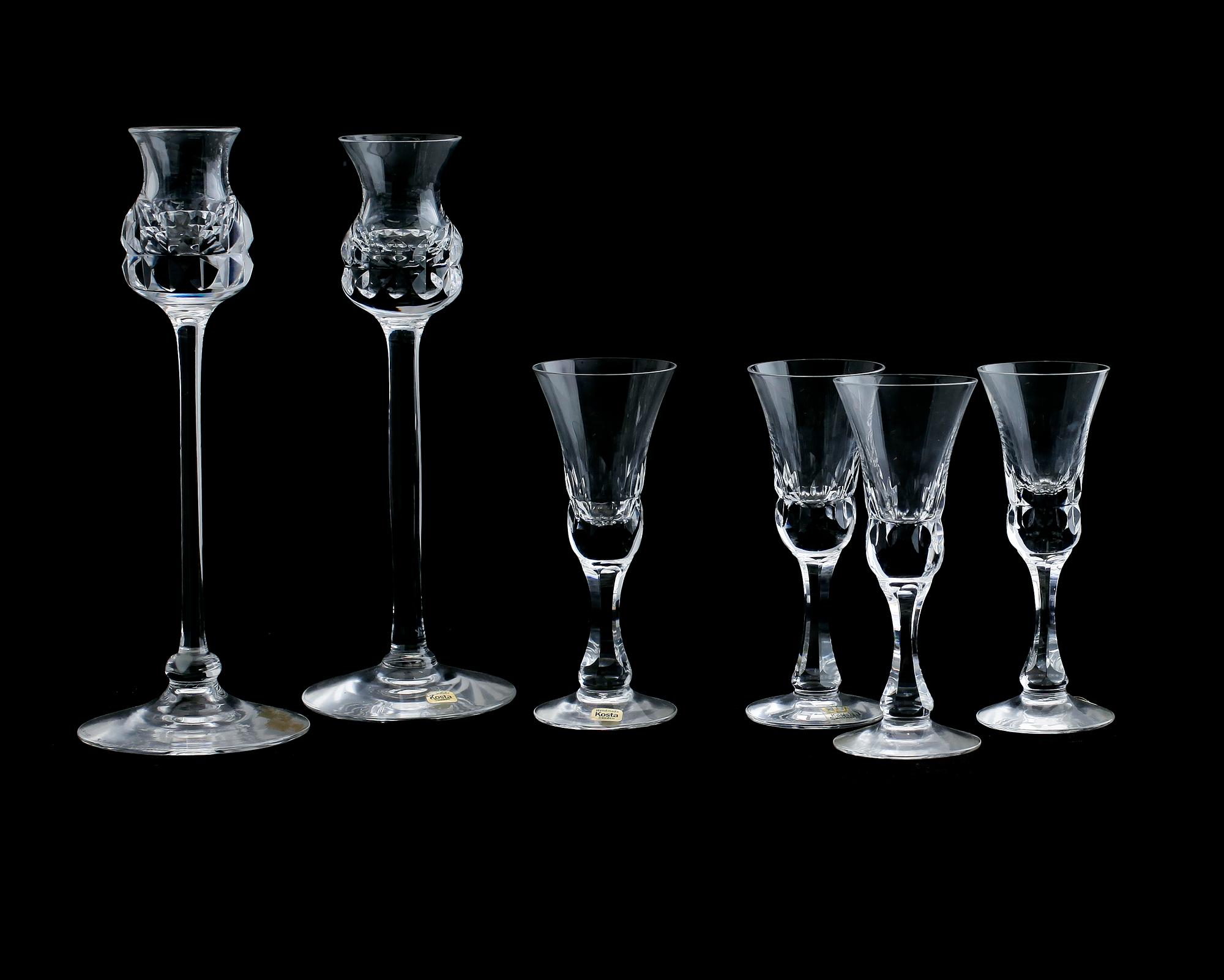 SNAPSGLAS, 8 st samt LJUSSTAKAR, 1 par, glas, "Prince", Göran Wärff, Kosta.