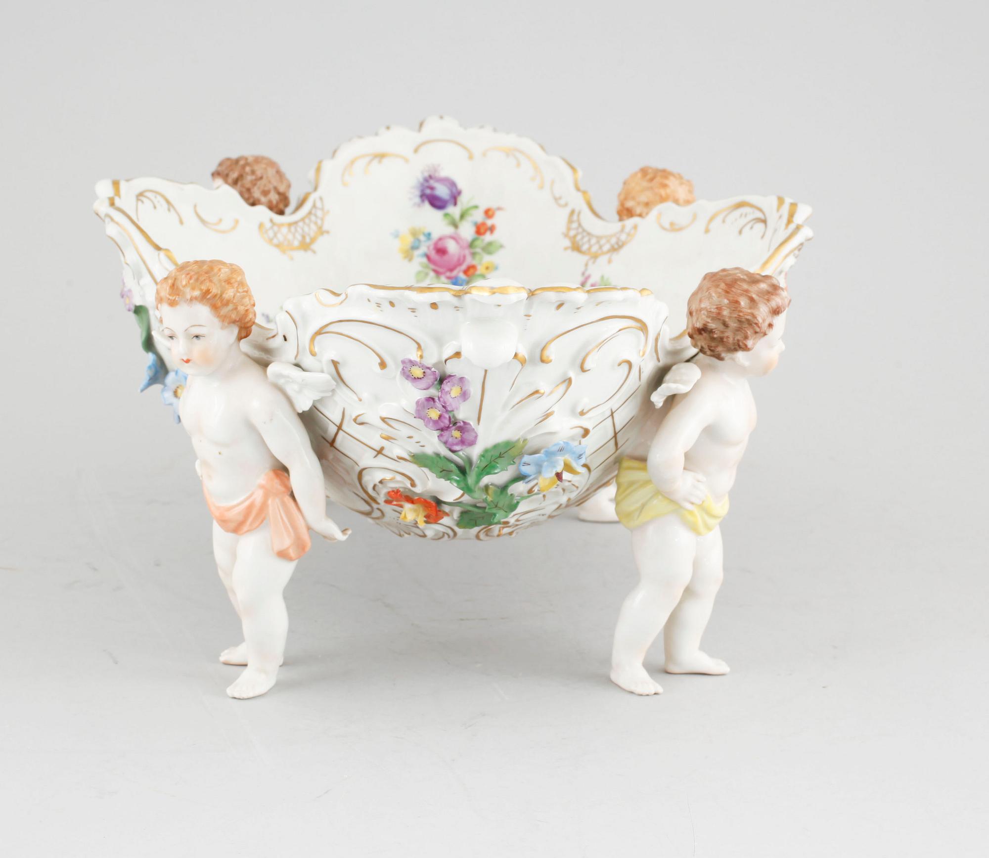 A bowl from Sächsische Porzellan Manufaktur in Dresden, first half of the 20th century.