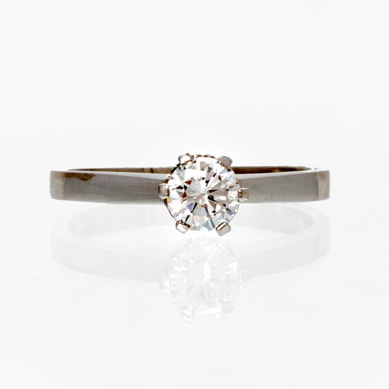 An 18K white gold solitaire ring with a brilliant-cut diamond by Atelier Ajour Stockholm 1973.