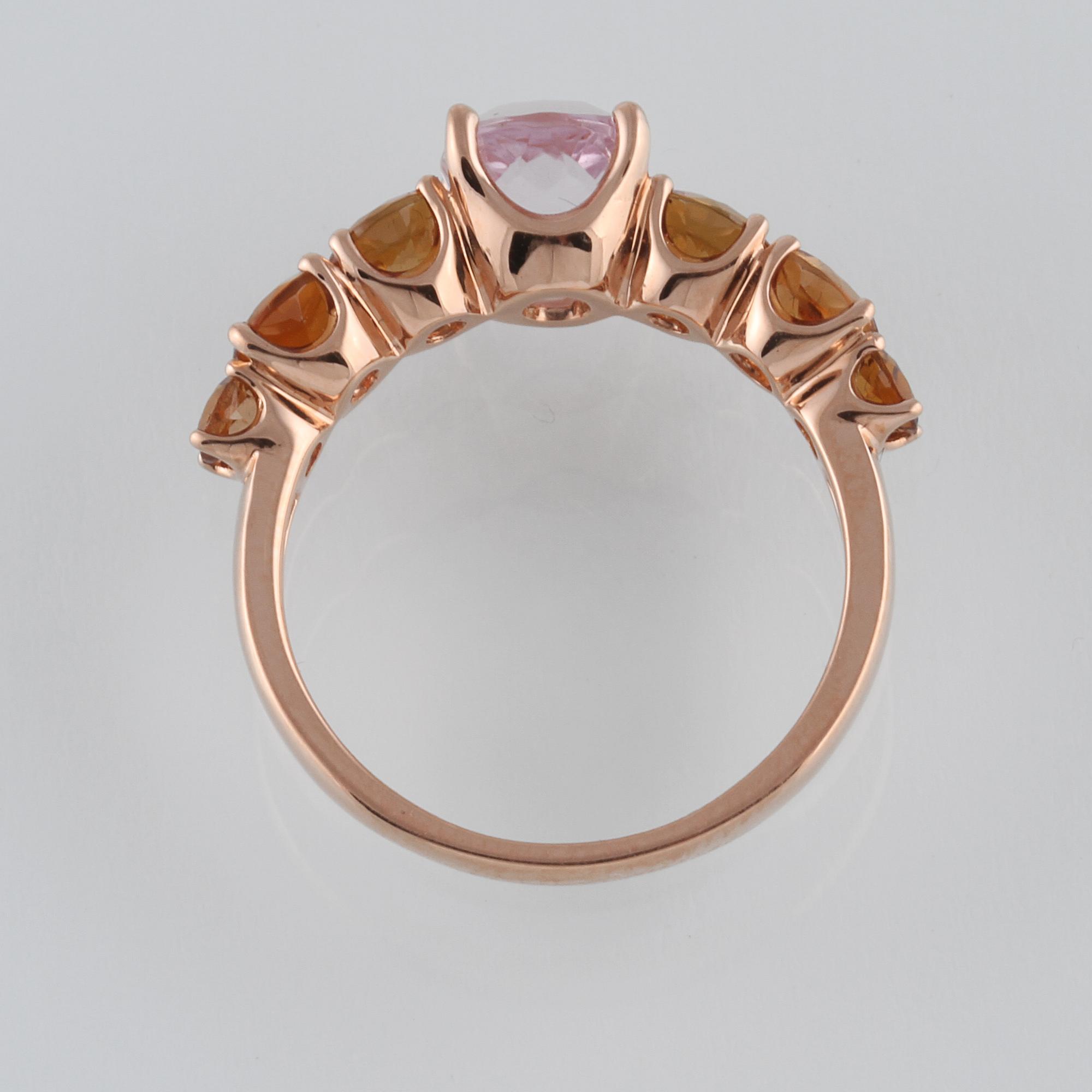 RING, 18K guld med fasettslipad kunzit ca 1.42 ct samt 6 fasettslipade turmaliner ca 1.31 ct. Vikt 3,5 gram.