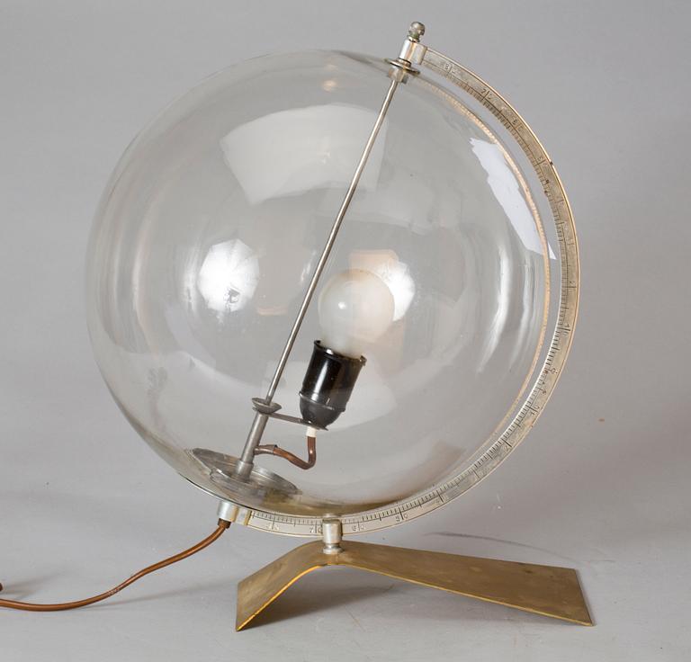 BORDSLAMPA, jordglob. 1900-talets andra hälft.