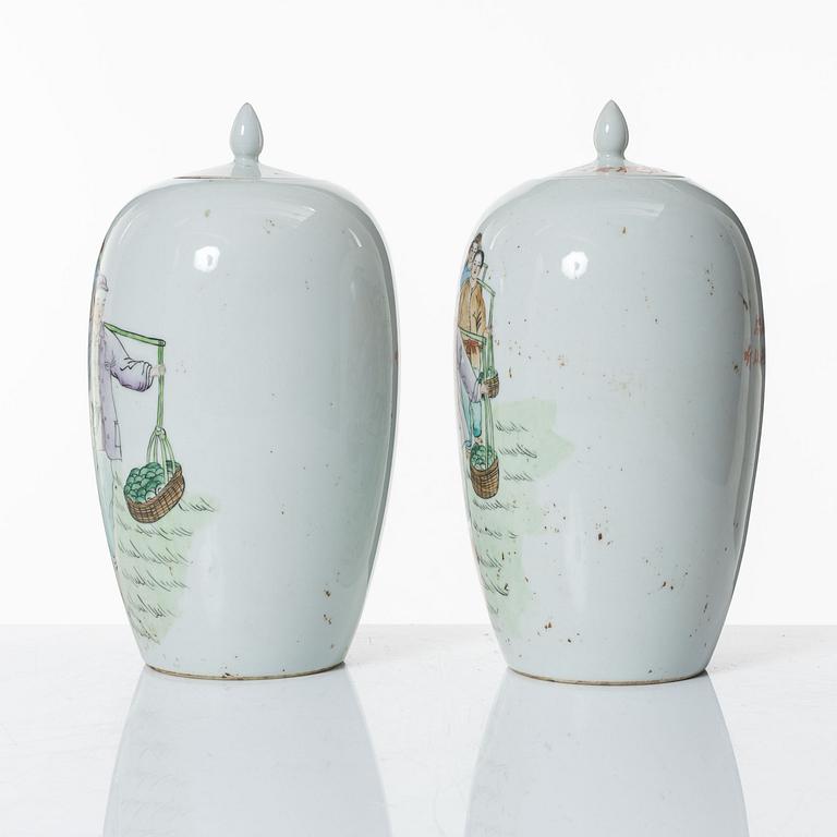 A pair of Chinese porcelain urns with covers, second part of the 20th century.