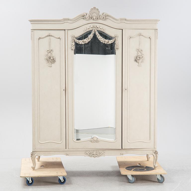 Klädskåp, rokokostil, tidigt 1900-tal.