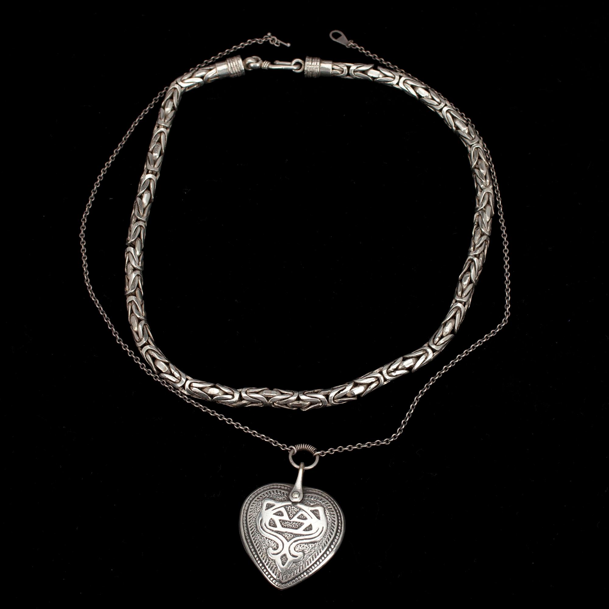 KAULAKORUJA, 2 kpl, hopeaa, Kalevala Koru. Yht. paino n. 198 g.