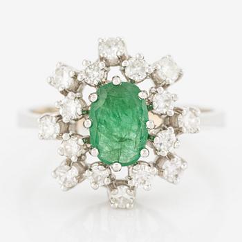 Ring, 14K vitguld med smaragd och briljantslipade diamanter.