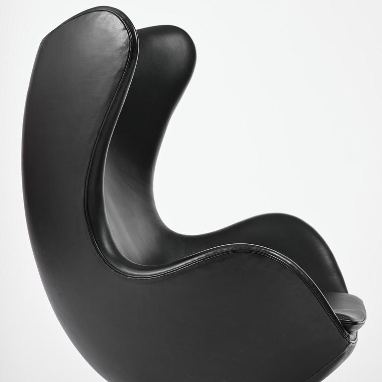 Arne Jacobsen, fåtölj med fotpall, "Ägget", Fritz Hansen, Danmark, 2001.